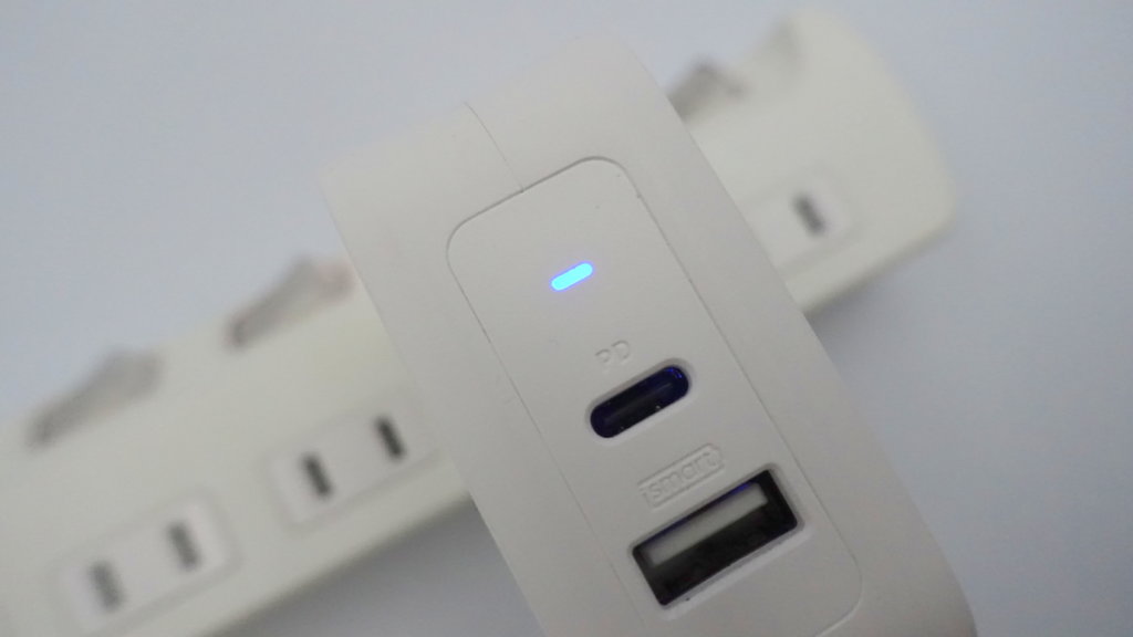 RAVPower　USB-C急速充電器　LEDが点灯